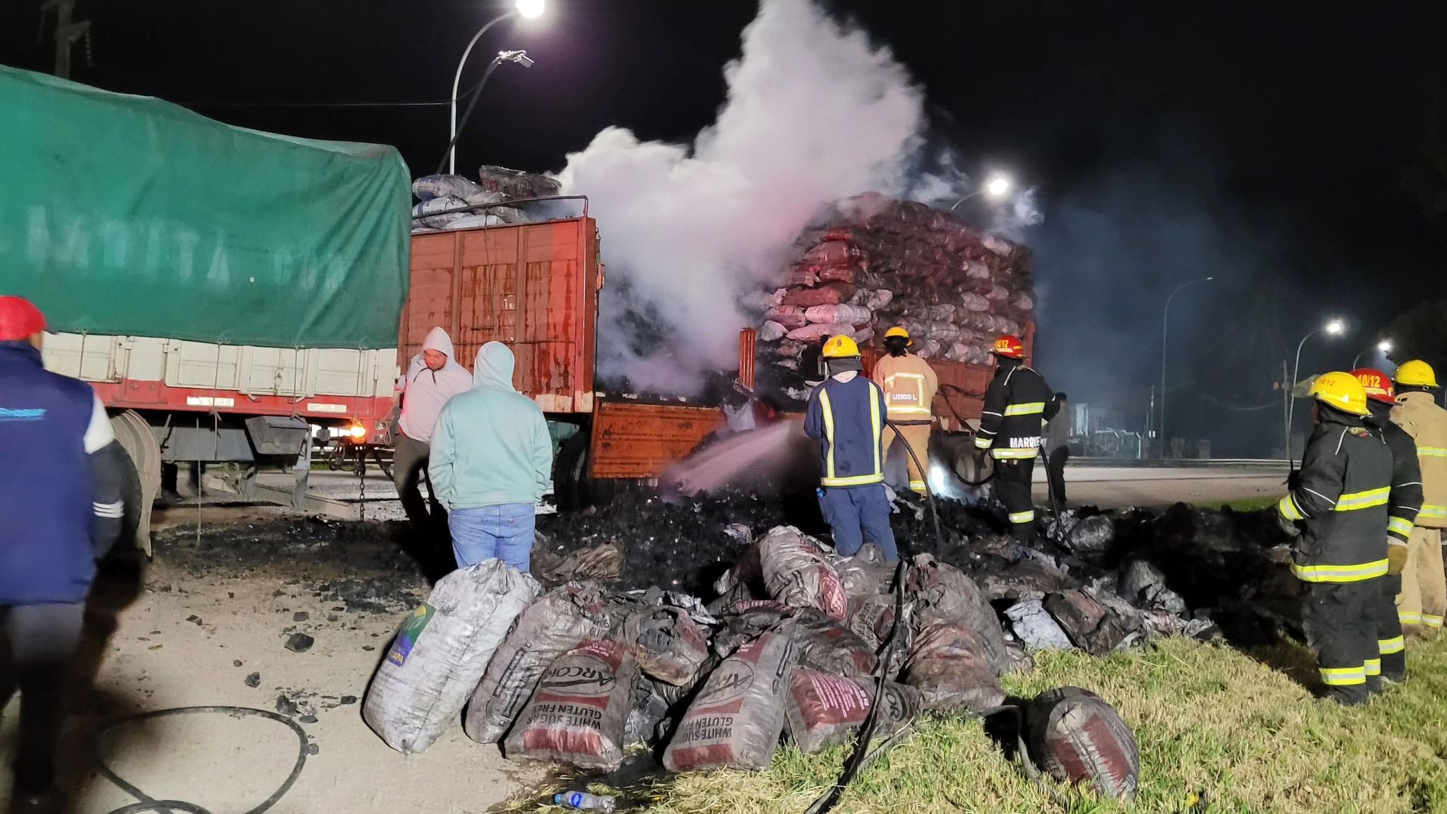JESÚS MARÍA: ARDIÓ LA CARGA DE UN CAMIÓN EN RUTA 9 PERO LOGRARON SALVAR EL VEHÍCULO