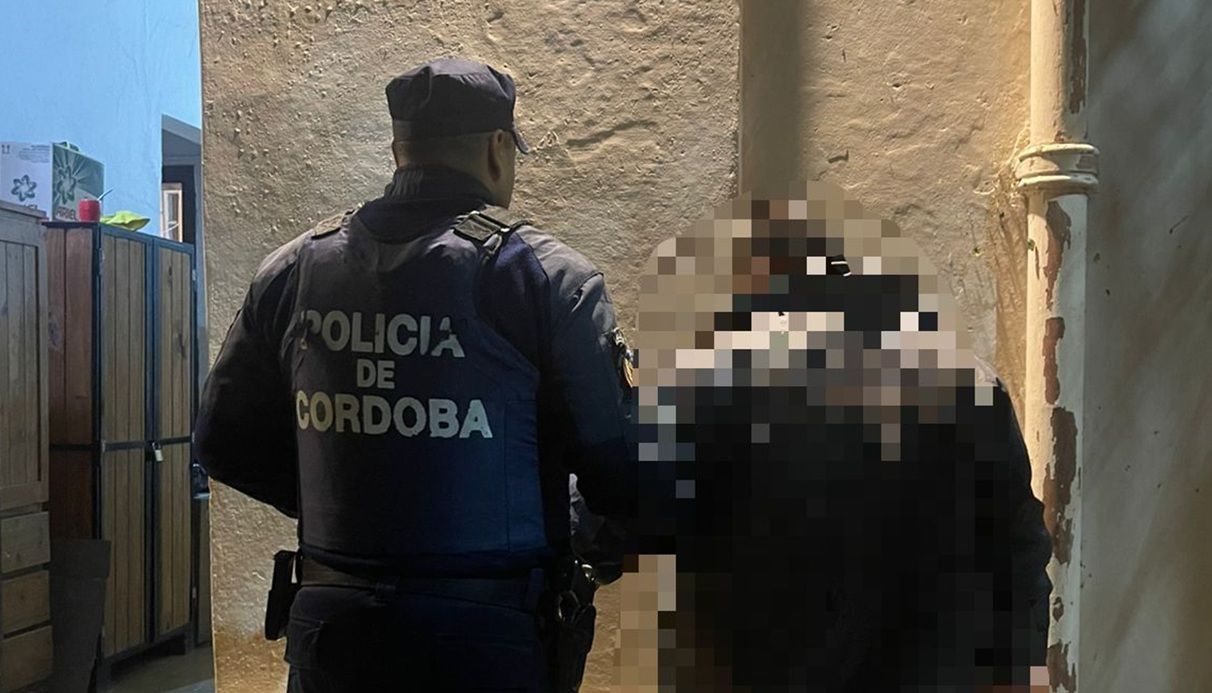DETENIDO EN LAS PEÑAS TRAS INCITAR A LA POLICÍA A PELEAR EN LA VÍA PÚBLICA