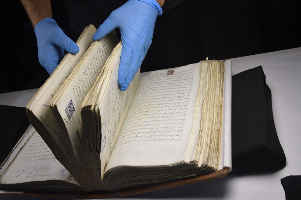 ARCHIVO HISTÓRICO DE LA PROVINCIA: CÓMO TRABAJAN LOS “GUARDIANES” DE 450 AÑOS DE HISTORIA