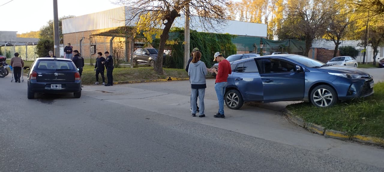 DOS AUTOS CHOCARON EN LA ESQUINA DE CALLES 45 Y 19 EN COLONIA CAROYA
