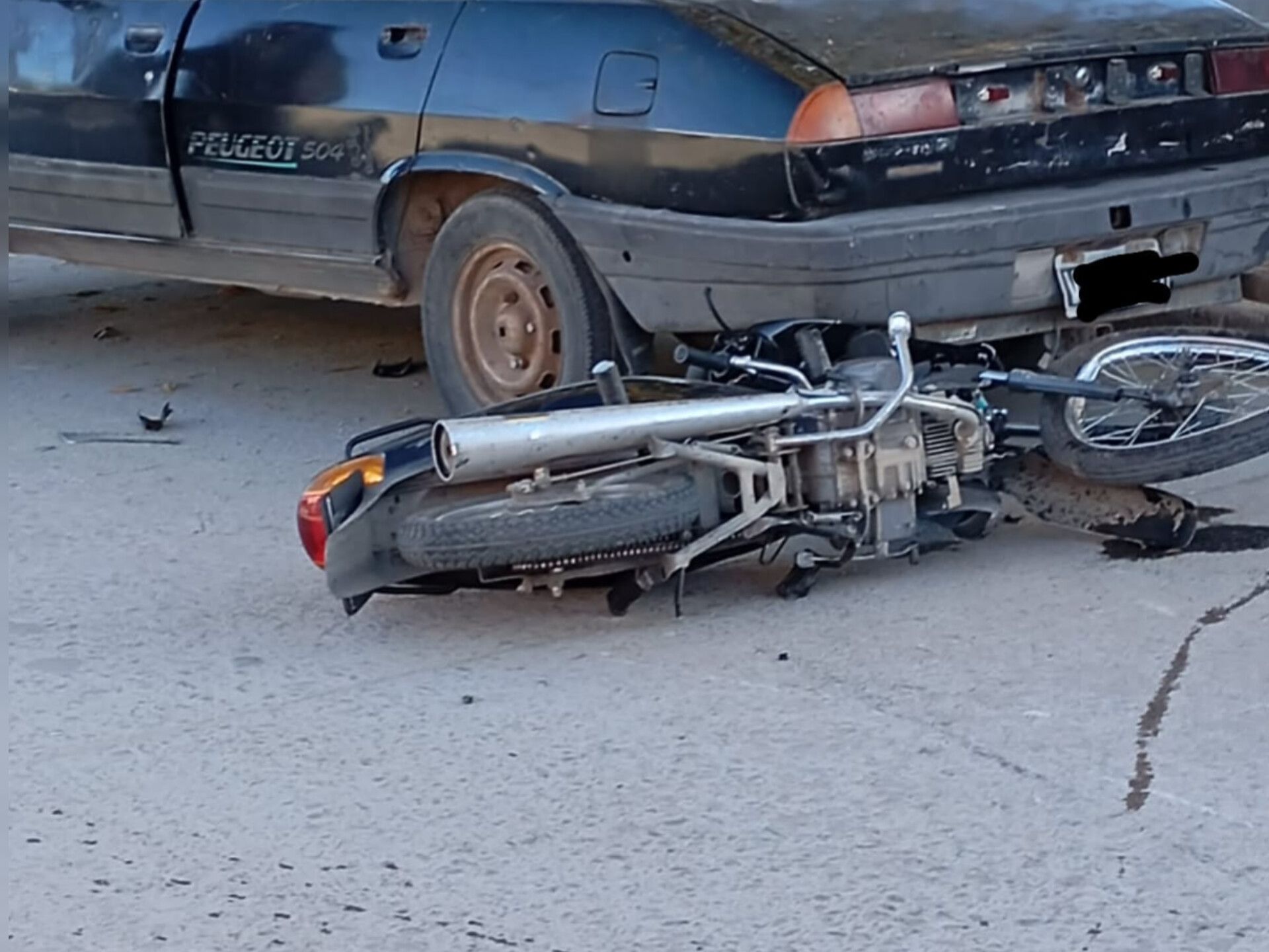 CHOQUE ENTRE DOS MOTOCICLETAS EN CRUZ DEL EJE DEJA A UNA JOVEN HERIDA