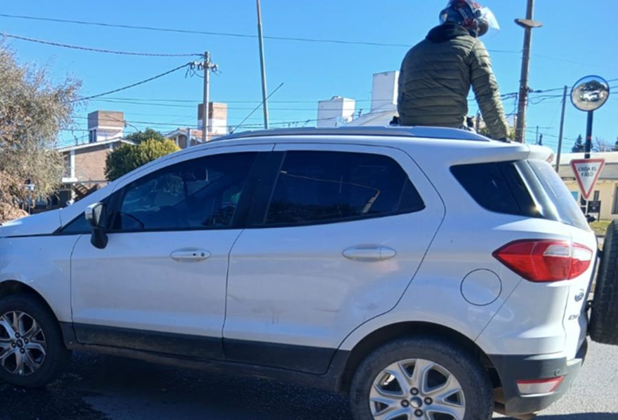 UN MOTOCICLISTA TERMINÓ SENTADO SOBRE EL TECHO DE UNA CAMIONETA TRAS UN ACCIDENTE DE TRÁNSITO EN JESÚS MARÍA