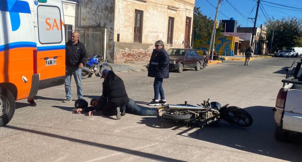 UN MOTOCICLISTA RESULTÓ LESIONADO TRAS PERDER EL CONTROL DE SU RODADO EN CRUZ DEL EJE
