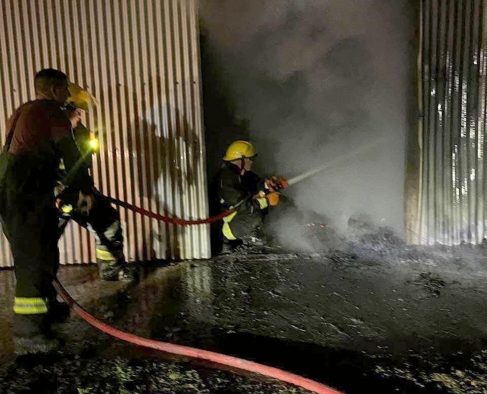 SE INCENDIÓ UN GALPÓN AVÍCOLA EN LAS ARRIAS