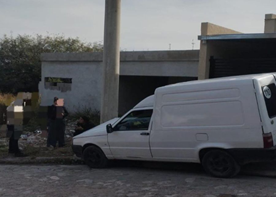 CRUZ DEL EJE: LE CEDIÓ EL FRENO DE MANO Y TERMINÓ CHOCANDO CONTRA UN POSTE