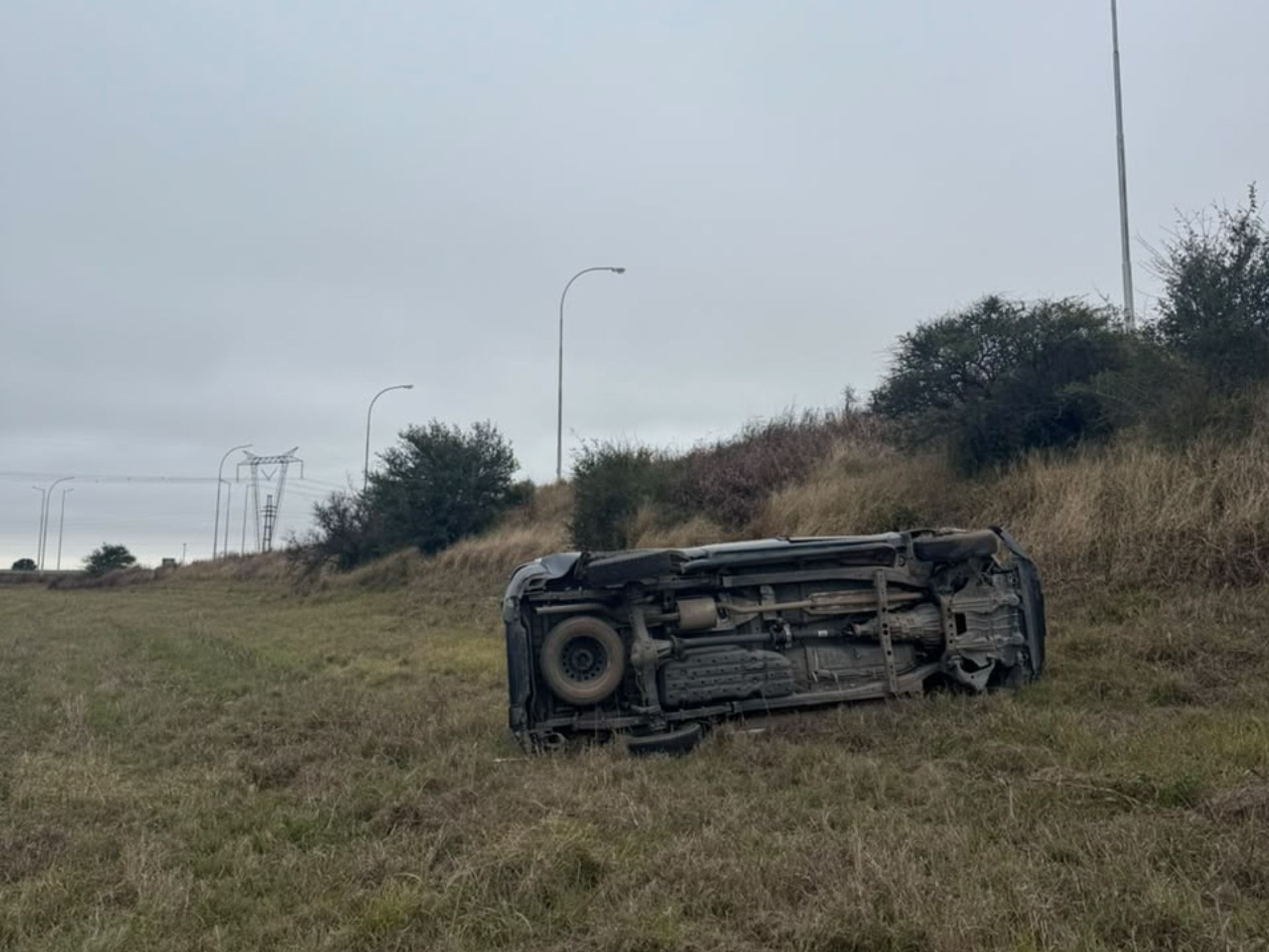 UNA CAMIONETA VOLCÓ EN EL CRUCE DE LA RN9 Y LA 60 DEJANDO A UNA PAREJA CON LESIONES
