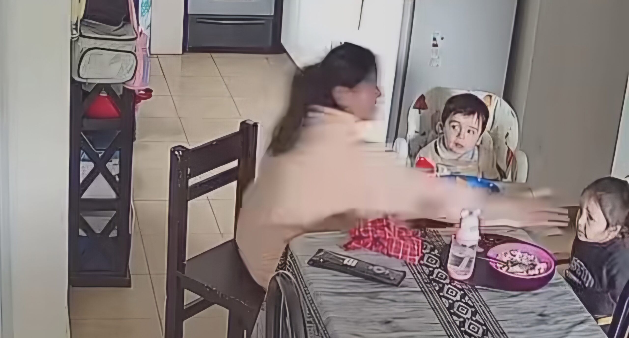 INDIGNACIÓN EN JESÚS MARÍA: UNA MAMÁ DENUNCIÓ POR REDES A LA NIÑERA QUE LE PEGÓ A SU HIJA