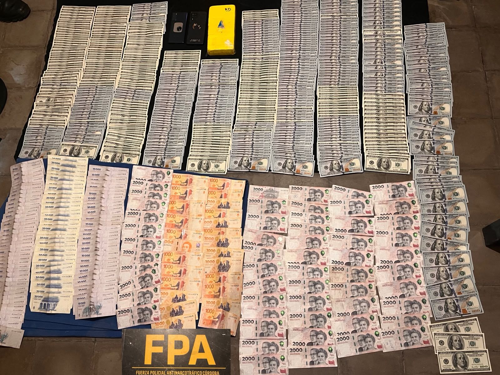 MANSILLA: UN DETENIDO CON UN LADRILLO DE COCAÍNA Y UNA CIFRA MILLONARIA EN DÓLARES Y PESOS