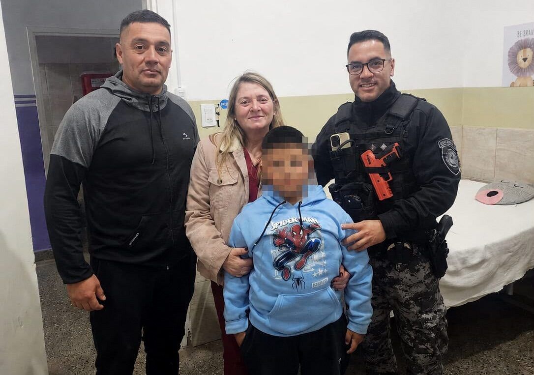 POLICÍAS DE CHAÑAR LE SALVARON LA VIDA A UN NIÑO QUE ESTABA AHOGADO CON COMIDA