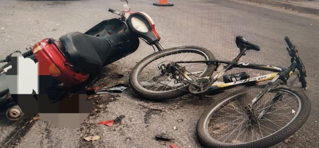 CRUZ DEL EJE: UNA MOTOCICLISTA RESULTÓ CON LESIONES LEVES TRAS CHOCAR CON UNA BICICLETA