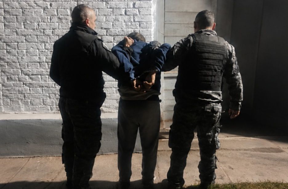 VIOLENTA REACCIÓN EN VILLA DEL TOTORAL: NOTIFICABAN UNA MEDIDA CAUTELAR Y AGREDIÓ A UN POLICÍA EN EL ROSTRO