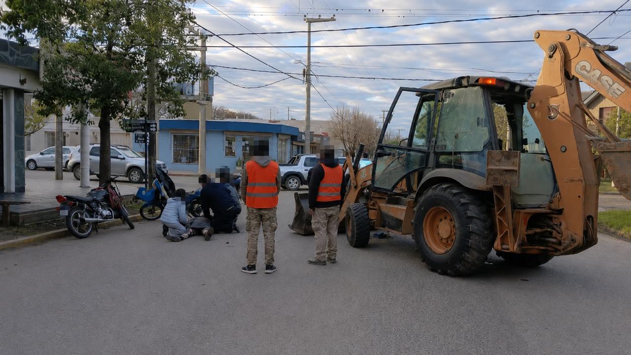 UNA JUBILADA SUFRIÓ FRACTURAS TRAS IMPACTAR SU MOTOCICLETA CONTRA UNA RETROEXCAVADORA EN COLONIA CAROYA