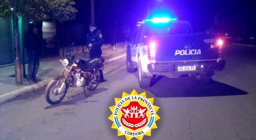 UN MOTOCICLISTA CHOCÓ CONTRA EL CORDÓN CUNETA Y SUFRIÓ HERIDAS