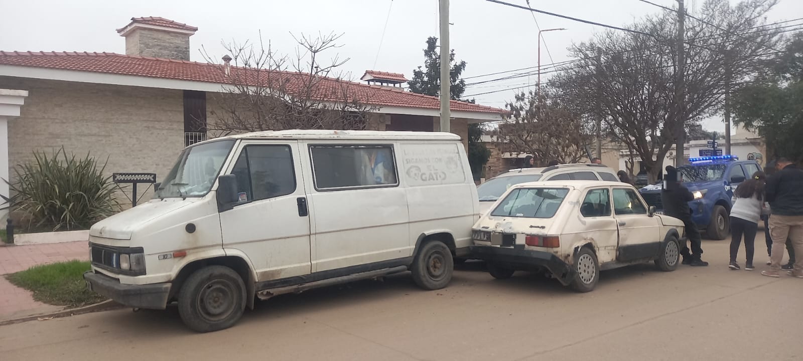 CHOQUE MÚLTIPLE EN COLONIA CAROYA: UN AUTO EMBISTIÓ A OTRO Y TERMINÓ CONTRA DOS VEHÍCULOS ESTACIONADOS