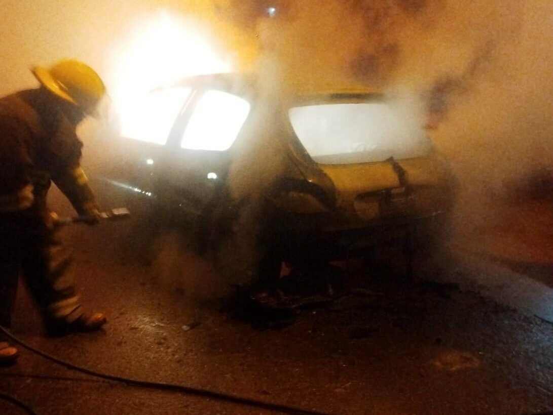 UN AUTO SE INCINERÓ POR COMPLETO EN RÍO SECO