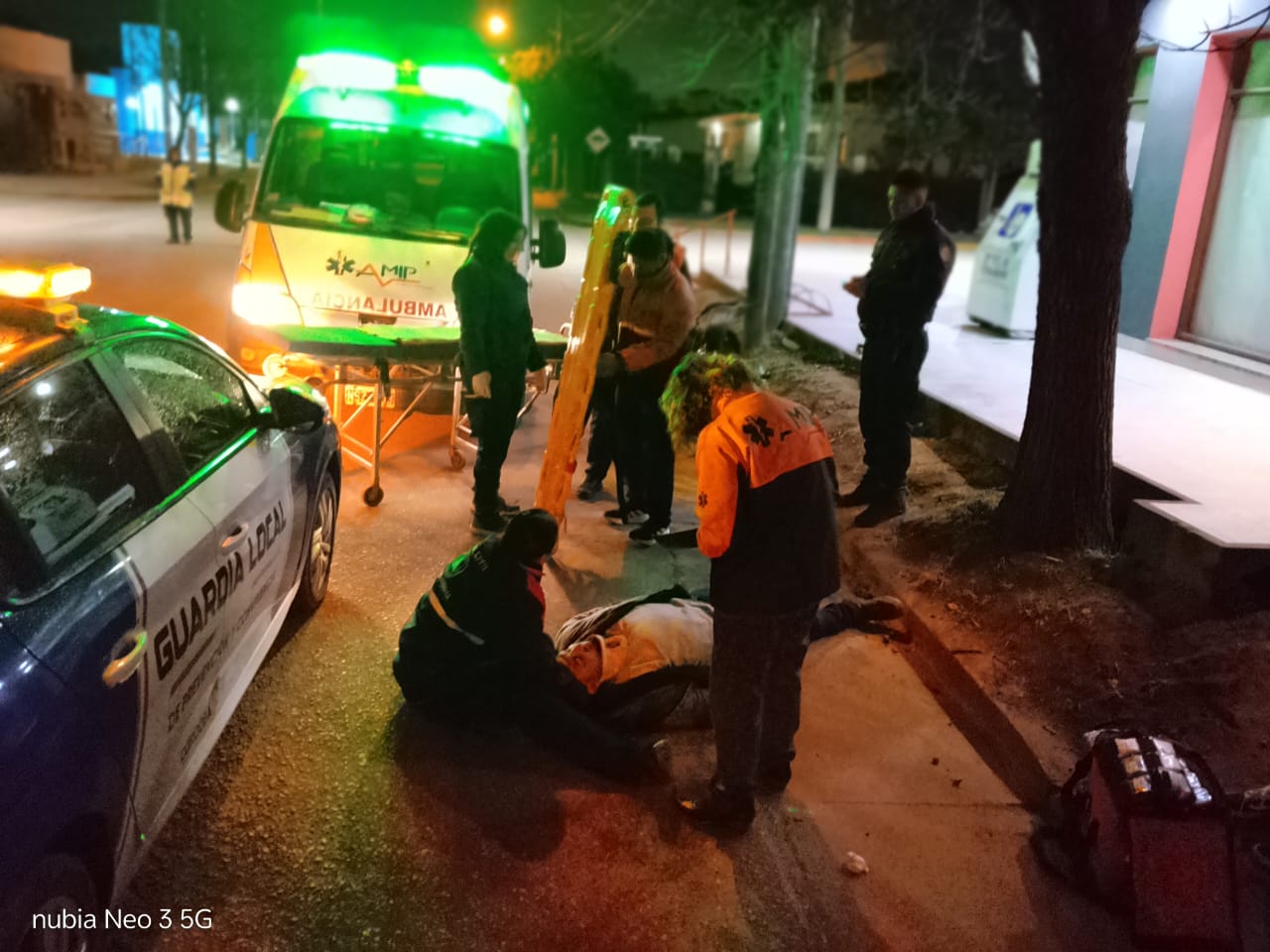 MOTOCICLISTA RESULTÓ HERIDO TRAS PERDER EL CONTROL Y CHOCAR CONTRA UN ÁRBOL EN COLONIA CAROYA