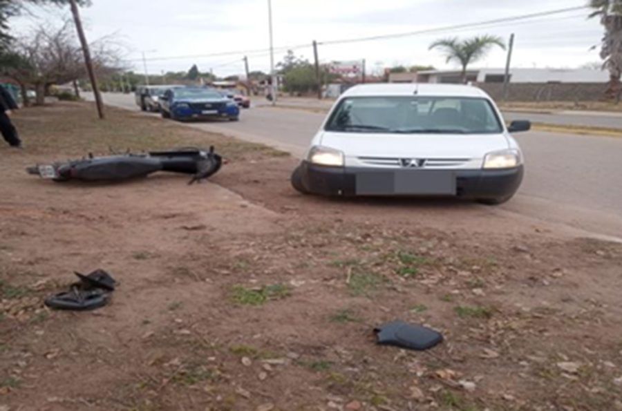 UNA MUJER RESULTÓ HERIDA TRAS UN CHOQUE ENTRE UNA MOTOCICLETA Y UN UTILITARIO EN CRUZ DEL EJE