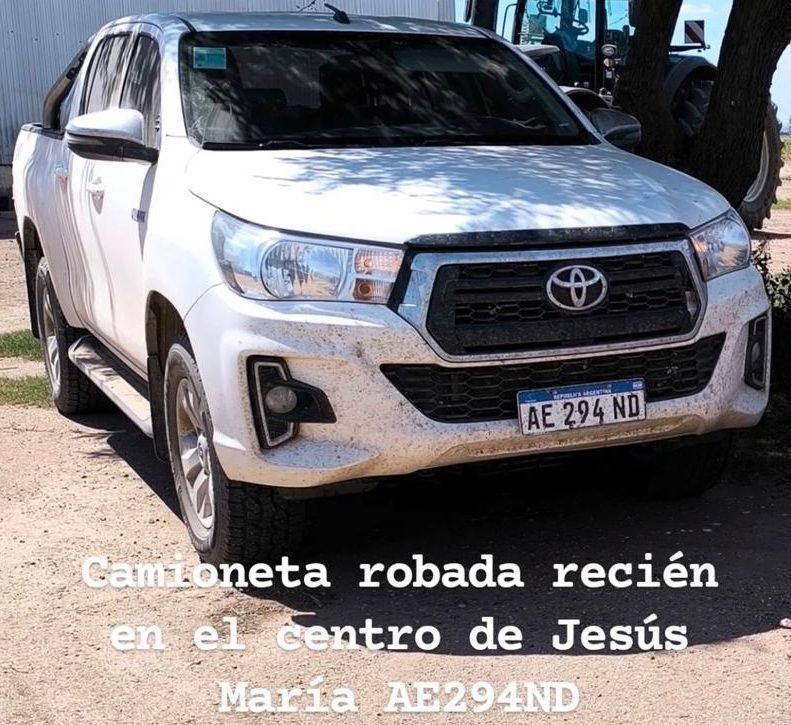 ROBAN UNA CAMIONETA TOYOTA HILUX EN PLENO CENTRO DE JESÚS MARÍA Y PIDEN AYUDA PARA LOCALIZARLA