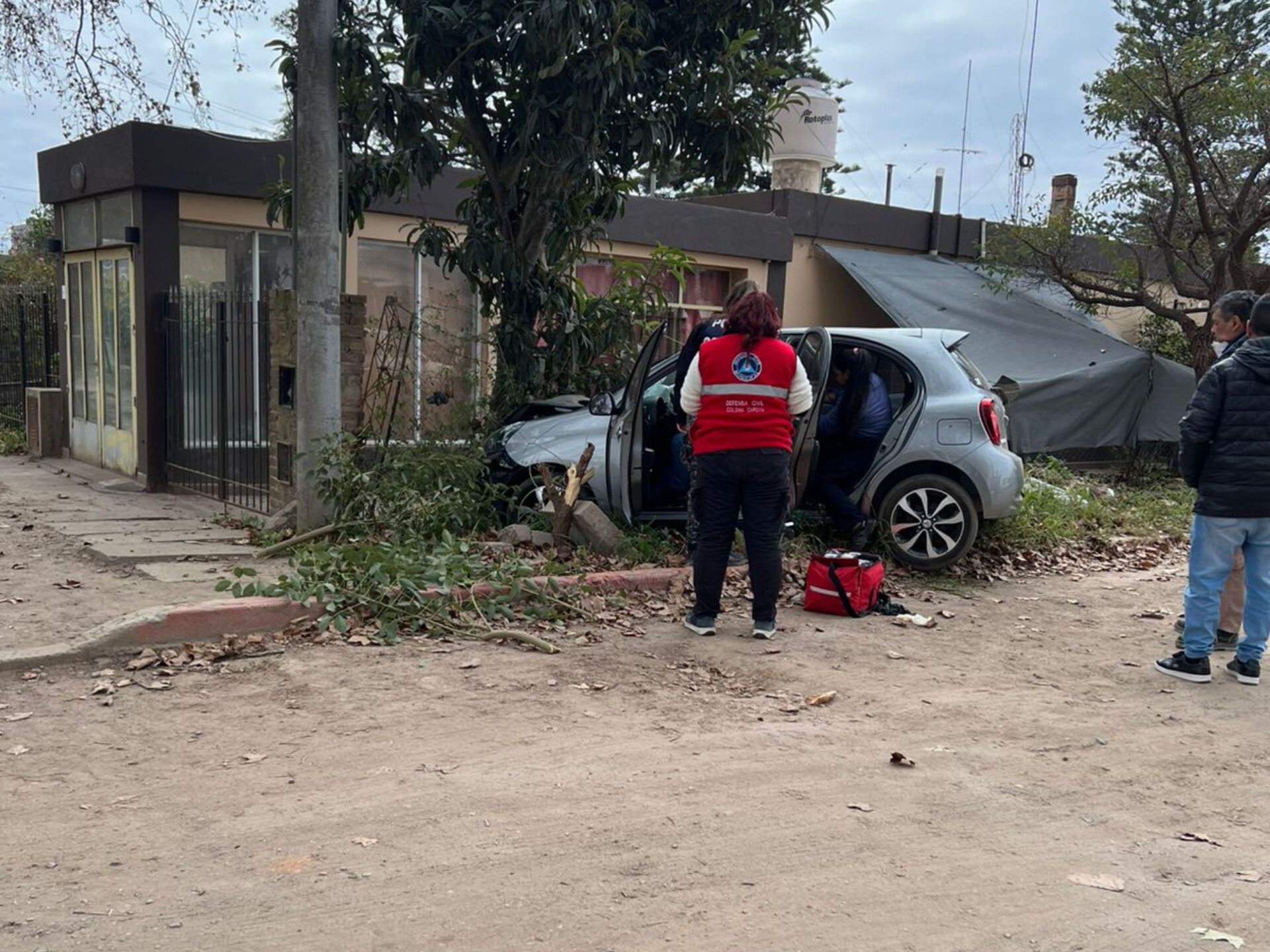 COLONIA CAROYA: UNA MUJER QUEDÓ ATRAPADA TRAS CHOCAR CONTRA UN ÁRBOL