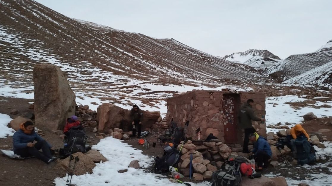 UN GRUPO ESPECIALIZADO EN ALTA MONTAÑA LOCALIZÓ Y RESCATÓ A CUATRO PERSONAS EXTRAVIADAS EN EL CERRO PENITENTES