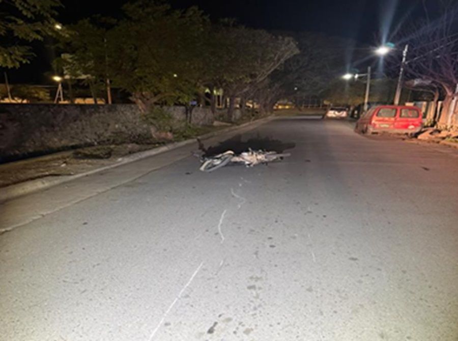 UN MOTOCICLISTA ATROPELLÓ A UN PEATÓN EN CRUZ DEL EJE