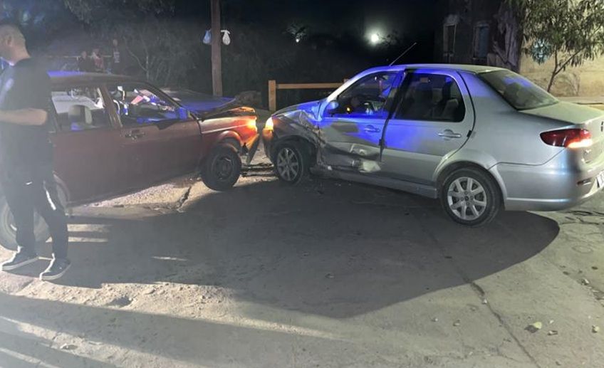 CHOQUE EN CRUZ DEL EJE DEJA SOLO DAÑOS MATERIALES ENTRE DOS VEHÍCULOS