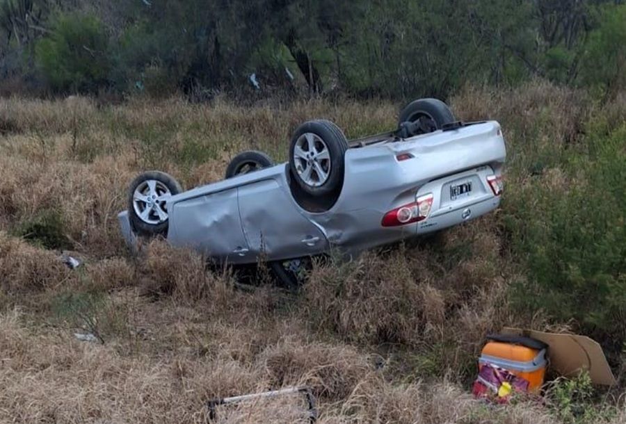 UN CONDUCTOR ENCADILADO POR EL SOL DESVÍA SU VEHÍCULO Y TERMINA EN LA BANQUINA EN LA INTERSECCIÓN DE RUTA PANAMERICANA Y RUTA 16