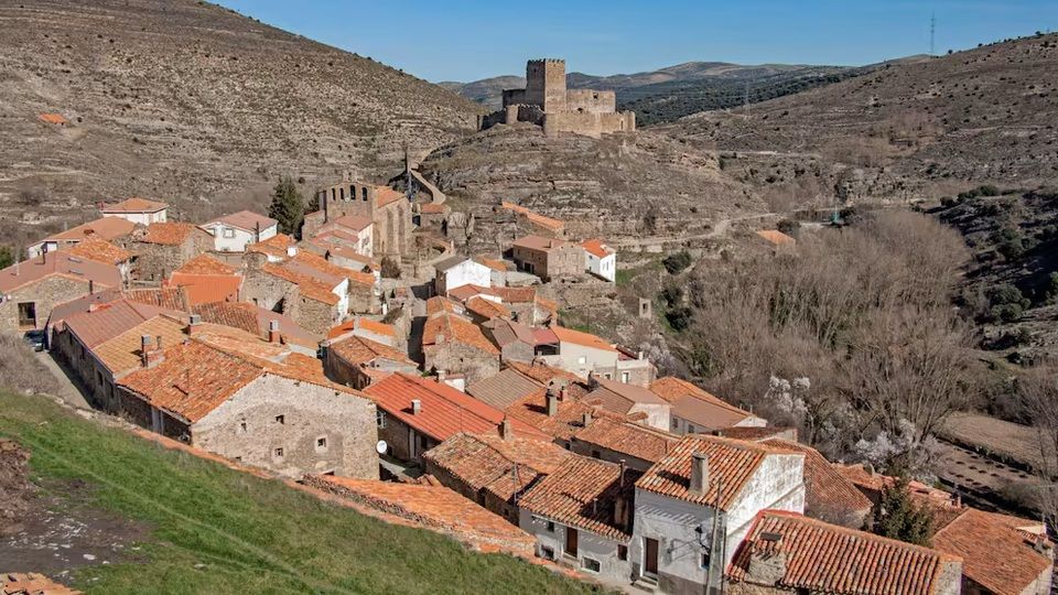 UNA LOCALIDAD ESPAÑOLA BUSCA FAMILIAS CON TRABAJO ESTABLE Y VIVIENDA SIN COSTO PARA FRENAR LA DESPOBLACIÓN
