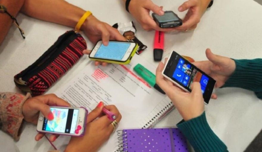 CÓRDOBA CONSOLIDA UNA POLÍTICA SÓLIDA DE USO DE CELULARES REGULADO EN LAS ESCUELAS