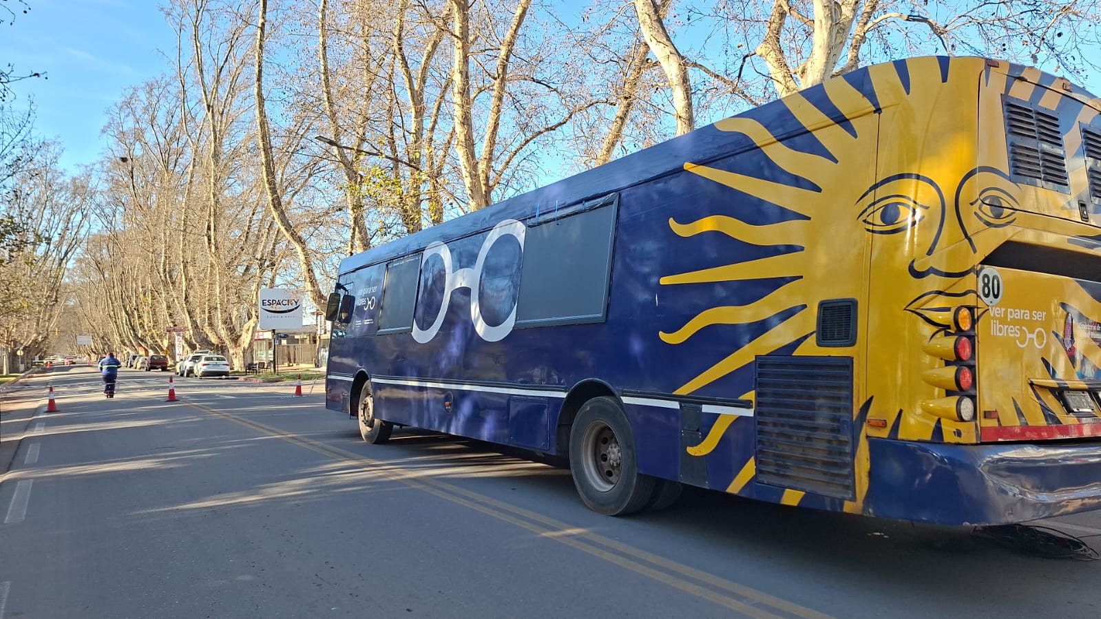 EL BUS SANITARIO “VER PARA SER LIBRES” LLEGÓ A COLONIA CAROYA CON ATENCIÓN OFTALMOLÓGICA GRATUITA Y OPERATIVOS DE VACUNACIÓN