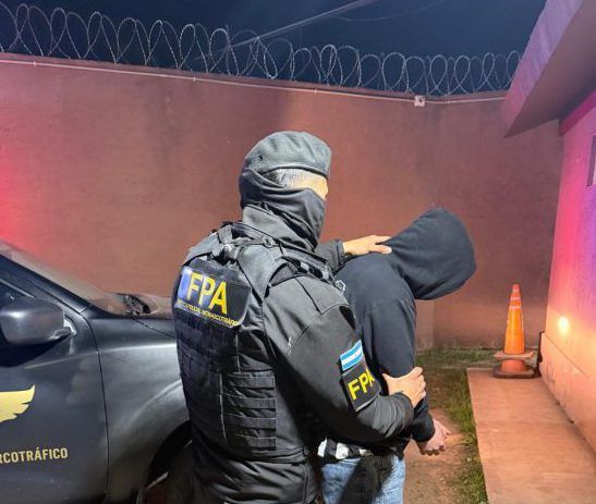 ESTACIÓN JUÁREZ CELMAN: LA FPA DETUVO A UN HOMBRE Y SECUESTRÓ COCAÍNA DURANTE UN PATRULLAJE PREVENTIVO EN BARRIO VILLA LOS LLANOS