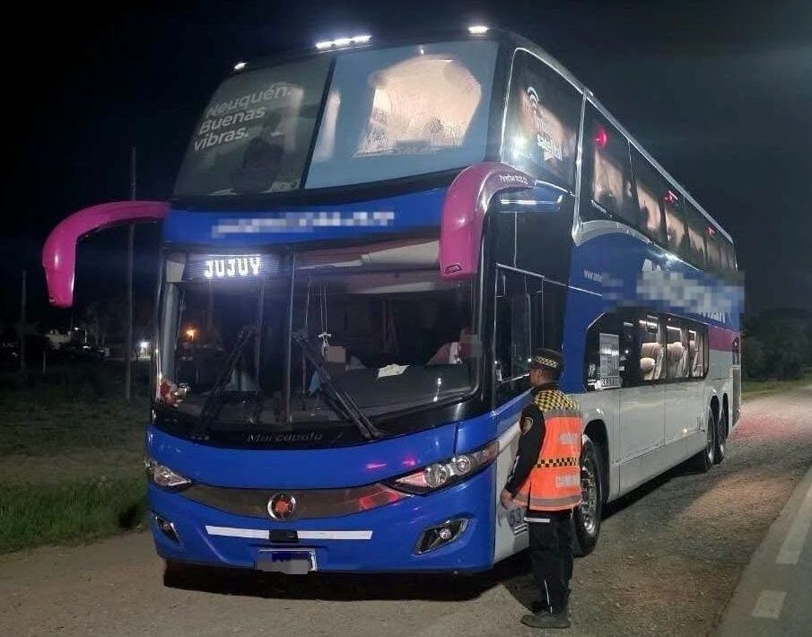 EN UN COLECTIVO QUE IBA DE CÓRDOBA A JUJUY, UNA PASAJERA ALERTÓ POR DOS SOSPECHOSOS Y LOS DETUVIERON CON DROGAS
