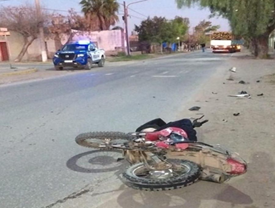 VIOLENTO CHOQUE ENTRE UN CAMIÓN Y UNA MOTO EN SERREZUELA DEJA A DOS PERSONAS HERIDAS DE GRAVEDAD