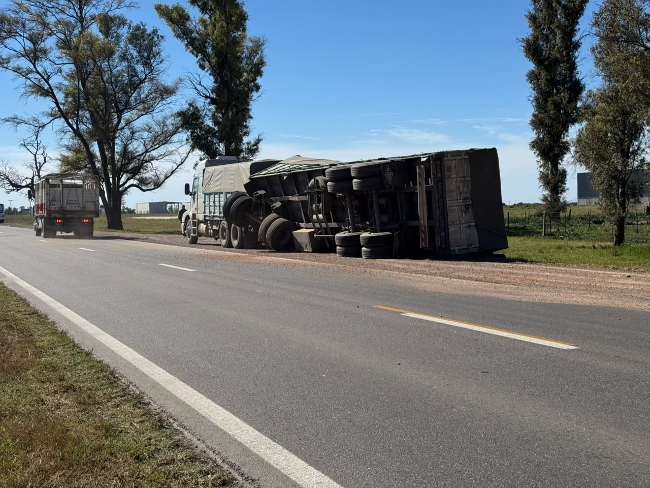 VOLCÓ EL ACOPLADO DE UN CAMIÓN EN BARRANCA YACO