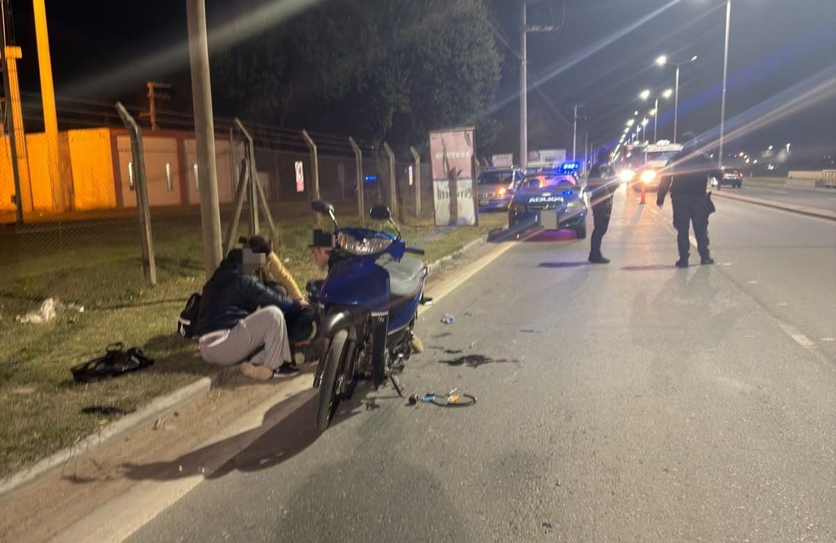 DOS MUJERES RESULTARON HERIDAS TRAS CAER DE SU MOTOCICLETA EN COLONIA CAROYA