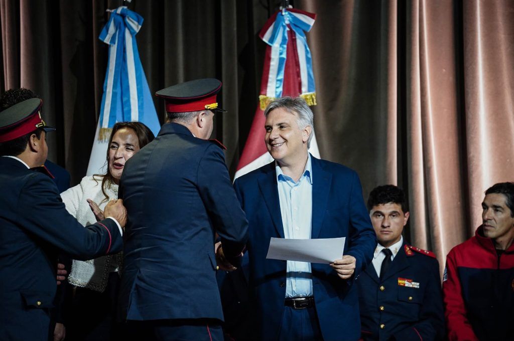 ENTREGÓ $2.000 MILLONES PARA FORTALECER A MÁS DE 80 CUARTELES DE BOMBEROS VOLUNTARIOS DE TODA LA PROVINCIA