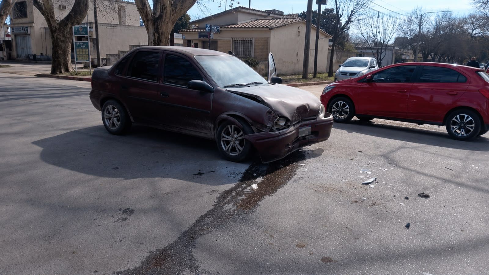 DOS HERIDOS TRAS UN CHOQUE ENTRE UN AUTO Y UNA CAMIONETA EN COLONIA CAROYA
