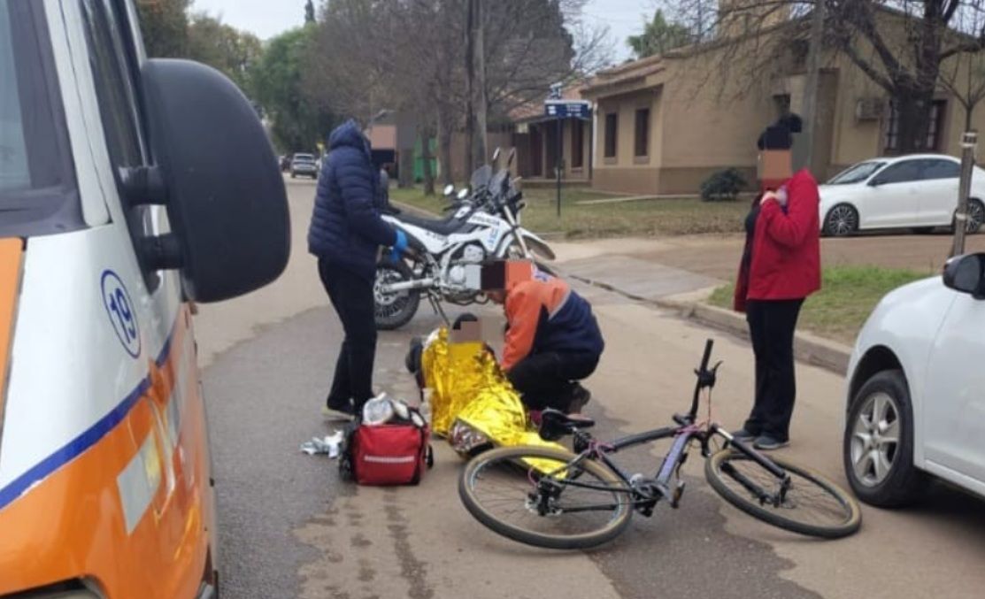 COLONIA CAROYA: UNA CICLISTA RESULTÓ HERIDA TRAS COLISIONAR CONTRA UN AUTO