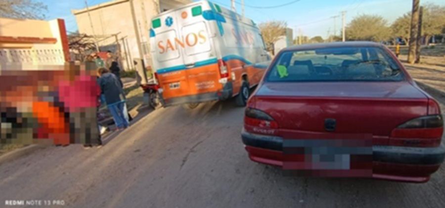 DOS HERIDOS TRAS UN CHOQUE ENTRE MOTO Y AUTO EN CRUZ DEL EJE