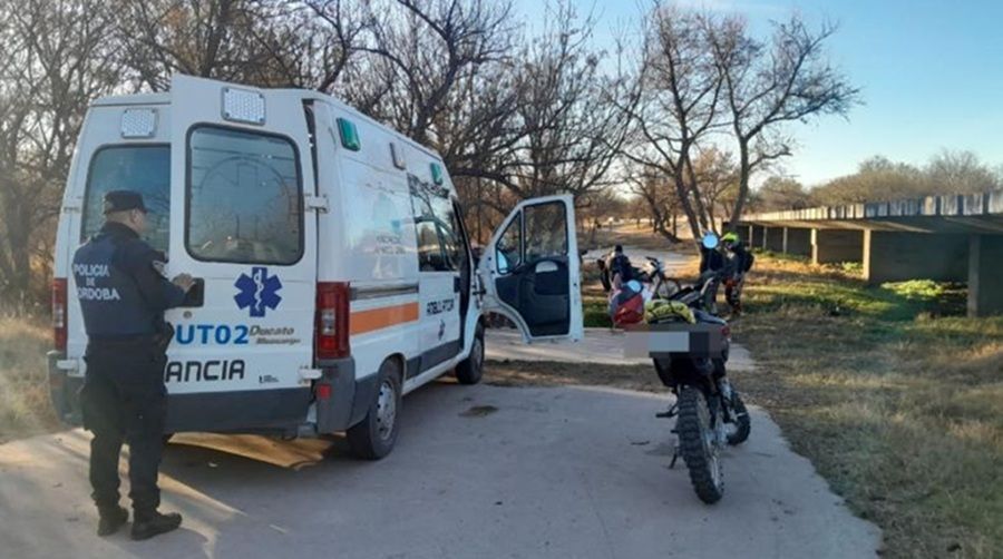 UN MOTOCICLISTA RESULTÓ HERIDO TRAS CAER A UN VADO DE UN METRO DE PROFUNDIDAD EN SAN MARCOS SIERRAS