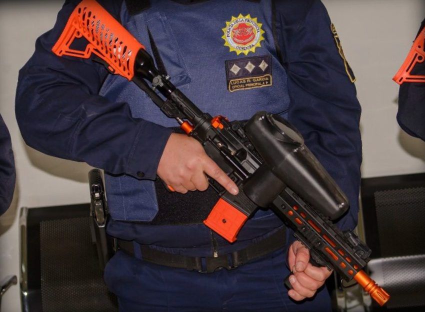 EVADIÓ UN CONTROL, INTENTÓ CHOCAR A UN POLICÍA Y LE DISPARARON CON GAS LACRIMÓGENO EN CHAÑAR