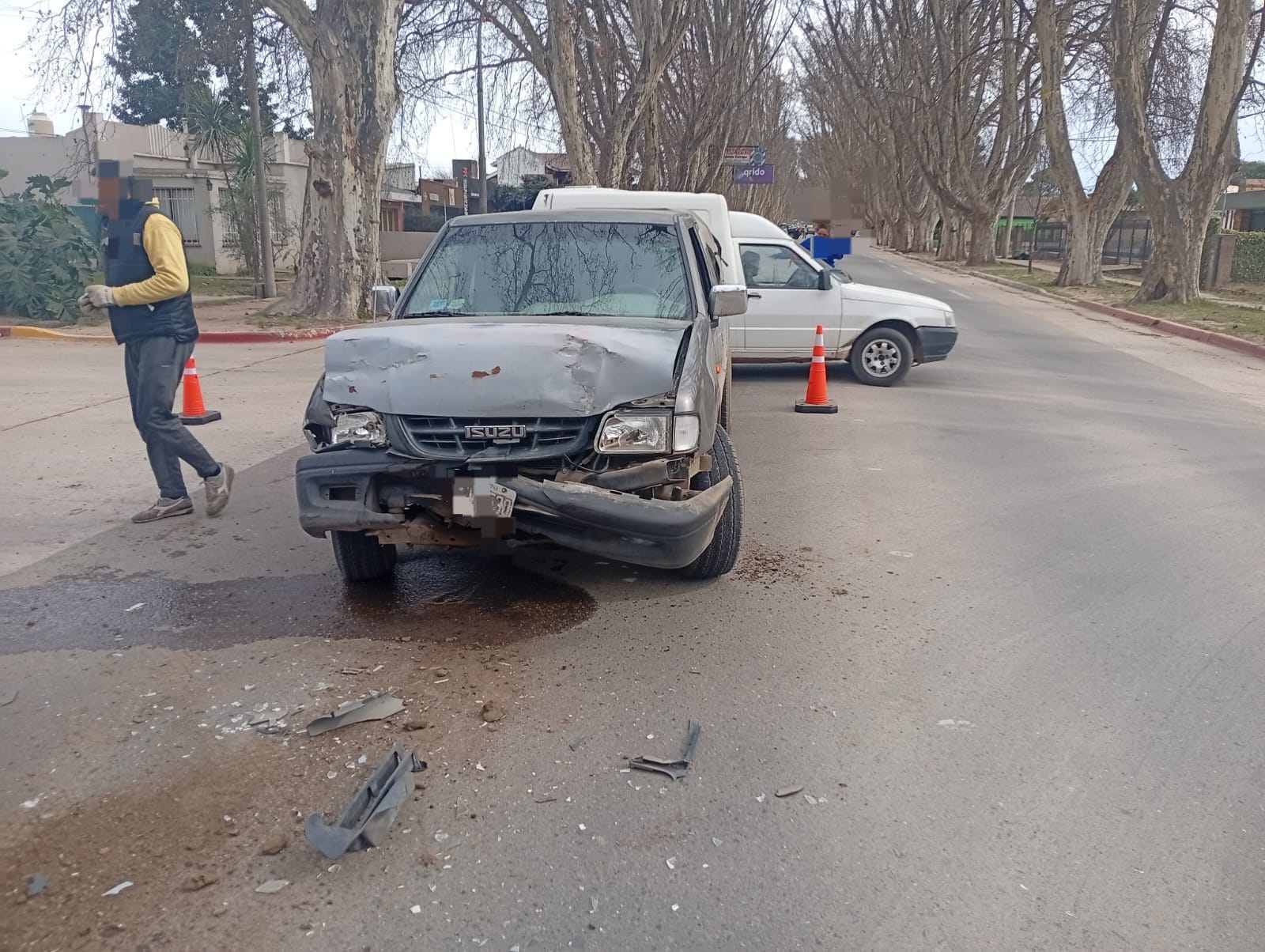 CHOQUE EN COLONIA CAROYA ENTRE UNA CAMIONETA Y UN AUTO