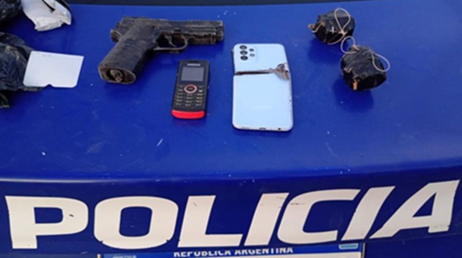 SECUESTRAN UNA RÉPLICA DE ARMA Y CELULARES OCULTOS EN UNA OBRA EN CONSTRUCCIÓN EN CRUZ DEL EJE