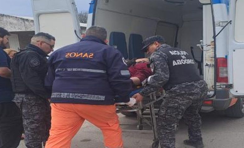CRUZ DEL EJE: UNA MOTOCICLISTA PERDIÓ EL CONTROL Y RESULTÓ HERIDA TRAS DERRAPAR POR LA ARENA