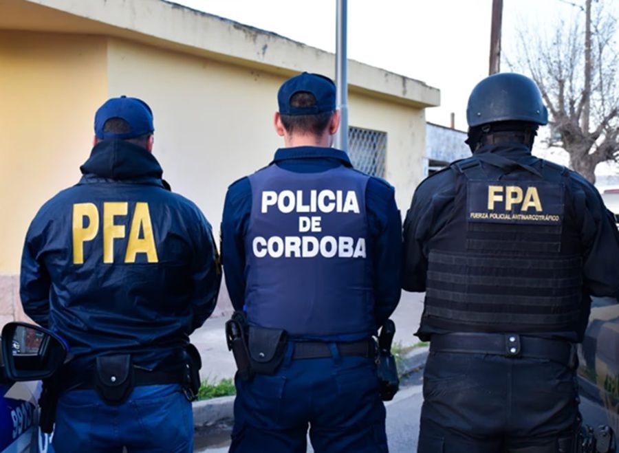DETIENEN EN CÓRDOBA A UN JEFE DE LA POLICÍA FEDERAL ACUSADO DE ROBAR PERROS PITBULL Y DINERO EN ALLANAMIENTOS