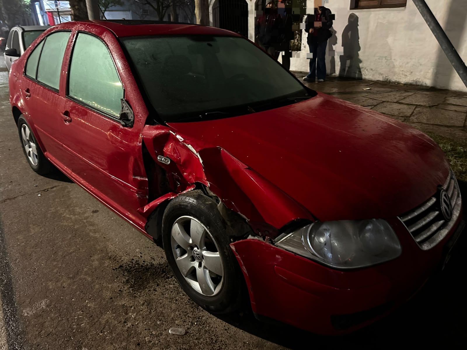 JESÚS MARÍA: UN CONDUCTOR ALCOHOLIZADO IMPACTÓ CONTRA UN AUTO ESTACIONADO