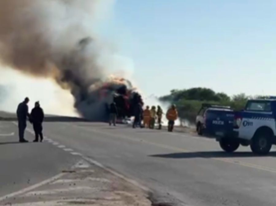 URGENTE: SE INCENDIA UN CAMIÓN CON ROLLOS DE PASTURA EN LA RUTA 17