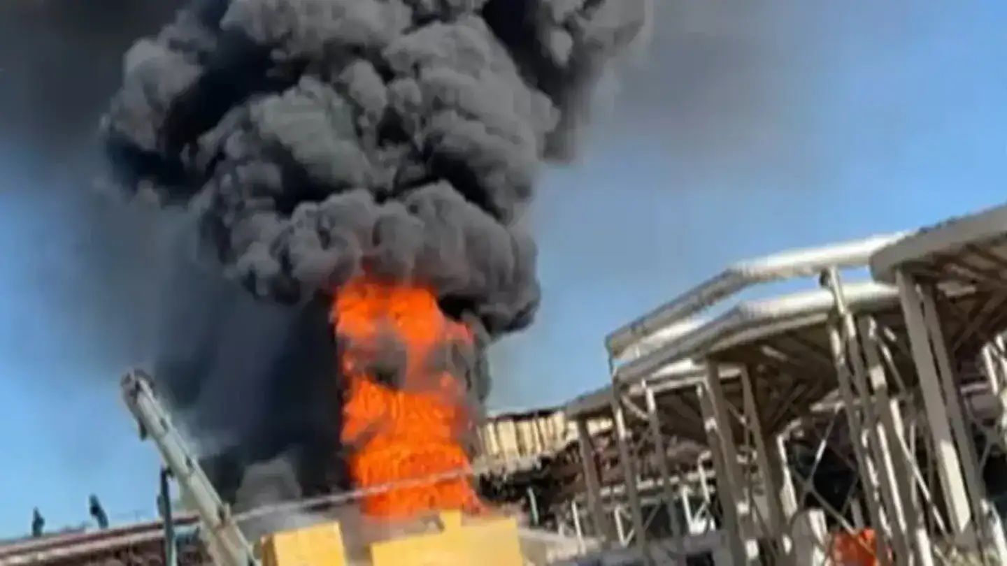 VORAZ INCENDIO AFECTA A LA PLANTA INDUSTRIAL DE ARCOR EN ARROYITO Y PROVOCA LA EVACUACIÓN DE SUS EMPLEADOS