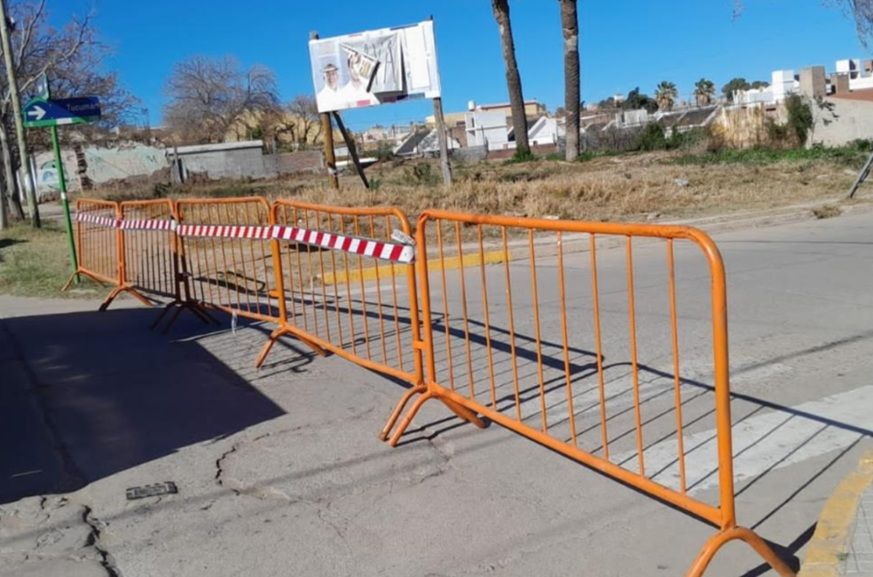 DEAN FUNES: CORTE TOTAL DE TRÁNSITO POR RIESGO DE CAÍDA DE UN POSTE EN CALLE TUCUMÁN Y ESPAÑA