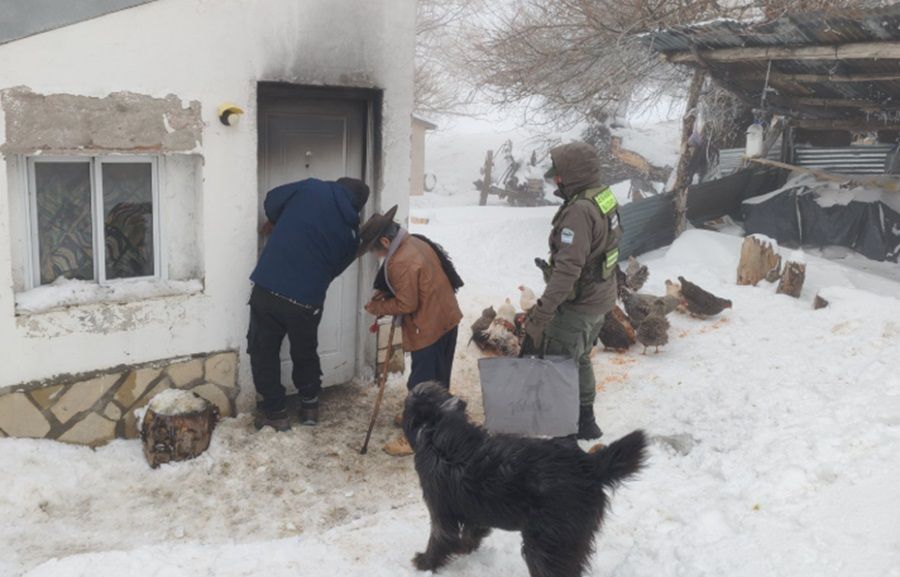RESCATAN A UN ADULTO MAYOR EN NEUQUÉN TRAS QUEDAR AISLADO POR LA NIEVE